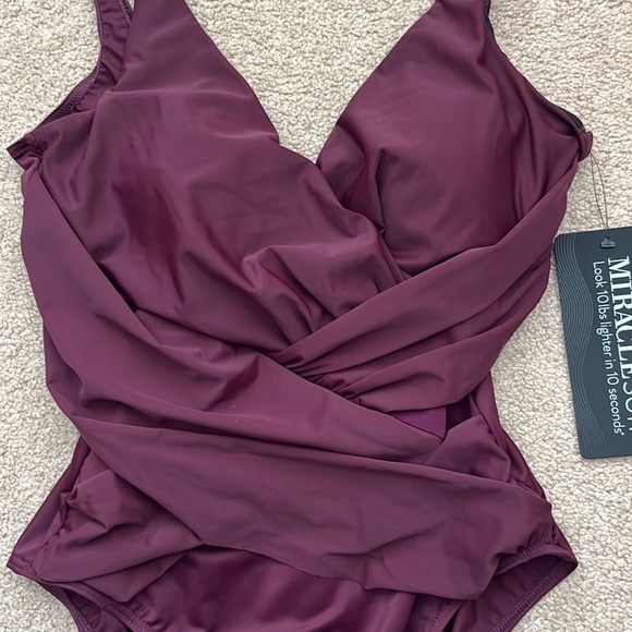 NWT Miraclesuit V Neck Burgundy Wireless Ruched One Piece Swimsuit - Size 14 - Picture 2 of 8